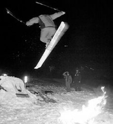 Los turistas que estaban en el Llao Llao se sorprendieron cuando los profesionales de esquí realizaron la masiva bajada de antorchas.