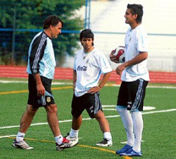 Tocalli y dos de sus figuras: Agüero (5 tantos) y el arquero Romero (sólo un gol en contra).