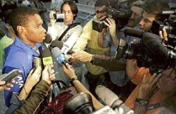 Juan hace declaraciones a la prensa a la llegada al aeropuerto de Ro de Janeiro.