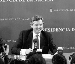 Molesto con las preguntas de la prensa, Fernández volvió a defender a Miceli y advertir que la economía seguirá con las actuales reglas. 