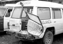 La ambulancia inutilizada en el patio de la comisaría 12. El hospital de El Bolsón se quedó con un sólo vehículo y la médica sufrió varios golpes. 