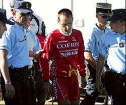 El italiano Claudio Moreni fue detenido por la policía después de terminar la etapa. Del festejo al escándalo pasó en unas horas el danés. Ganó la etapa y era puntero de la general. Lo bajó su equipo.