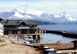 El principal puerto del lago hoy "está abandonado", criticaron los empresarios. Exigen mejoras para promover el turismo.