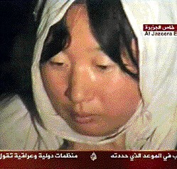 (Arriba) Familiares del rehn ejecutado no tienen consuelo. (der.) La cadena Al Jazeera difundi ayer imgenes de una de las mujeres rehenes, sin sonido)