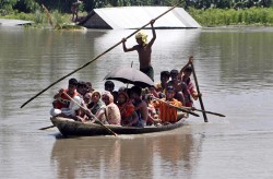  El drama por las inundaciones en la India ya se cobr cientos de vidas y plantea un desafo para la entrega de ayuda a los afectados. En Bangladesh (abajo) hay miles de personas que quedaron aisladas. 
