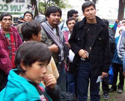 Los aborgenes que antes marcharon por tierras, ahora lo hacen por su salud.