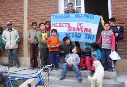 Los chicos fueron a recibir a Andrés y su carrito repleto de útiles.