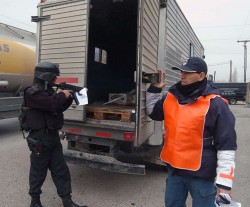 El operativo policial provocó un descomunal embotellamiento en el puente Neuquén-Cipolletti. Efectivos de los grupos especiales revisaron cada vehículo.