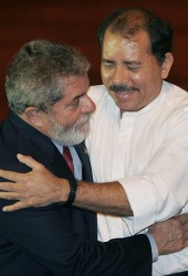 Lula junto a Ortega y Chvez con Tabar Vzquez, ambos buscando consolidar su influencia regional. 