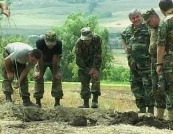 Militares georgianos investigan los restos dejados por la explosión del misil. 