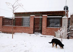 Los desconocidos atacaron la casa por el frente y por atrás en forma simultánea. No hay detenidos ni pistas firmes.