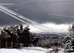 Los temporales de nieve y viento causaron la caída de cables de telefonía y aún siguen sin repararse.