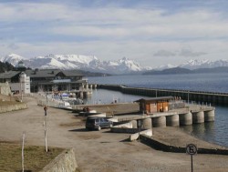 El estado del puerto lacustre impide cualquier intención de salidas turísticas.