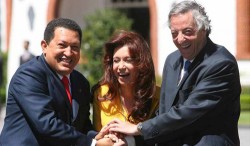 Las estrechas relaciones y mutua amistad del matrimonio K con Chávez podrían verse explicadas en este affaire de la valija.