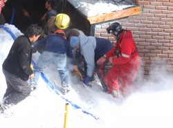 El incendio que se registró ayer al mediodía en un restaurante, en la base del centro. Fue en el nicho de tubos de gas. 