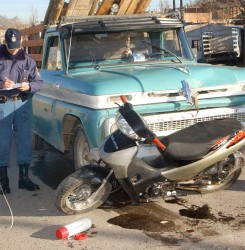 La camioneta no pudo esquivar al motociclista.