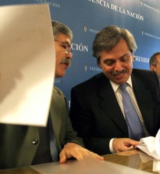 De Vido y Alberto Fernández se arrojan culpas por el escándalo del maletín.