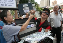 Miles de venezolanos se movilizaron "contra la corrupción petrolera" de Chávez. 