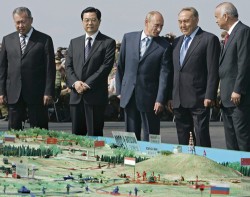  Putin y Hu Jintao asisten -ayer- a manio-bras militares de la OCS, que pretende ser un contra-peso a la OTAN.
