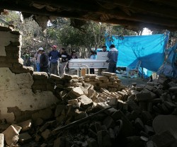 Pisco qued arrasada por el sismo. Ayer segua la bsqueda de sobrevivientes. Los familiares que pueden reconocer los cuerpos, organizan velorios masivos. 