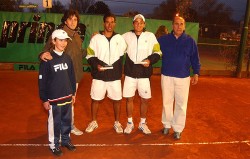 Los brasileos Pinheiro-Silva en el momento de la entrega de premios, despus de imponerse en la final de dobles.