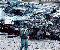  Los autos estacionados en las afueras del cuartel quedaron destruidos por la explosin. 