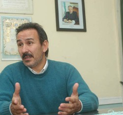 José González deja la comuna de Fernández Oro. 