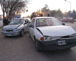 Los ocupantes de los vehículos no sufrieron lesiones graves, más allá del susto.