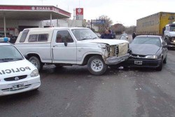 El Renault impact contra el frente de la camio-neta. Pese al choque, no hubo lesionados.
