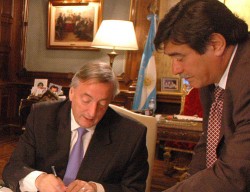 Kirchner firm ayer el decreto que aumenta el presupuesto nacional.