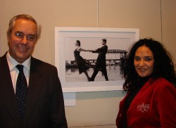 Oscar Smoljan y Alejandra Quiroz en la inauguracin, en el caf del Museo.