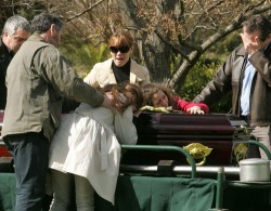 Dramáticos momentos de dolor se vivieron ayer durante el entierro del abogado Cristian Vázquez en un cementerio privado.