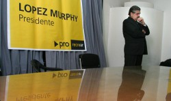 López Murphy, ayer, en la soledad de su búnquer. La jugada para sumar a "Lilita" no prosperó y vuelve a mirar a Mauricio Macri.