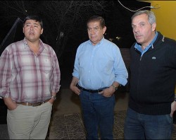 Caras que dicen todo: el gobernador electo Jorge Sapag y el jefe del gremio petrolero, Guillermo Pereyra, analizan con Rucci la derrota.