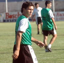 Carrasco volver al mediocampo albinegro ante Real Arroyo Seco.