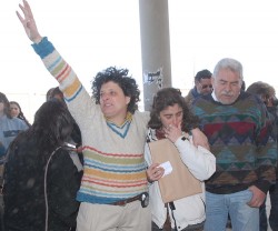 La emoción ganó a todos: a Sandra, la esposa del maestro, y a Patricia Varela, la directora de la escuela. Carlos estuvo otra vez presente en una marcha (abajo).