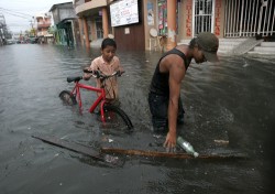 El azote del huracn se sinti ayer en Nicaragua, que se vena preparando desde hace das. Miles de personas fueron evacuadas todo el da. 