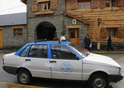 El taxi que conducía Adolfo González quedó secuestrado frente a la comisaría del Centro Cívico de Bariloche.