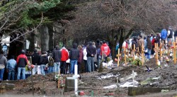 En la tarde de ayer los cuerpos de las cuatro víctimas del accidente en la avenida Bustillo fueron inhumados en el cementerio municipal. El velorio se realizó en el gimnasio de la escuela en la que estudiaban.