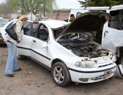 El Fiat Siena blanco quedó a un costado del camino, con las huellas del impacto en la carrocería. La parte más dañada fue la del conductor.