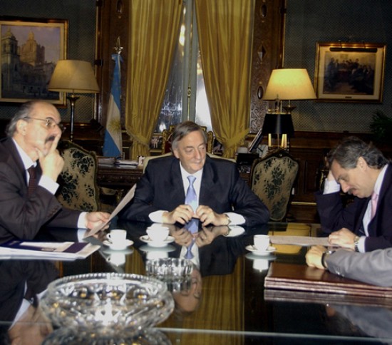 Kirchner con Tomada y Alberto Fernndez, antes de firmar el decreto.