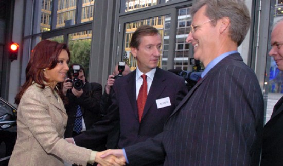 Cristina Fernández fue recibida por el titular de la cámara de empresarios alemanes, a la que se acercó a pedir inversiones.