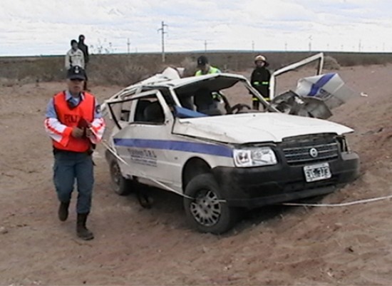 El Fiat Uno resultó severamente dañado en su estructura y sus ocupantes debieron ser trasladados a Neuquén.