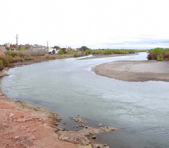 Un hilito de agua trae el río Neuquén a su confluencia con el Limay.