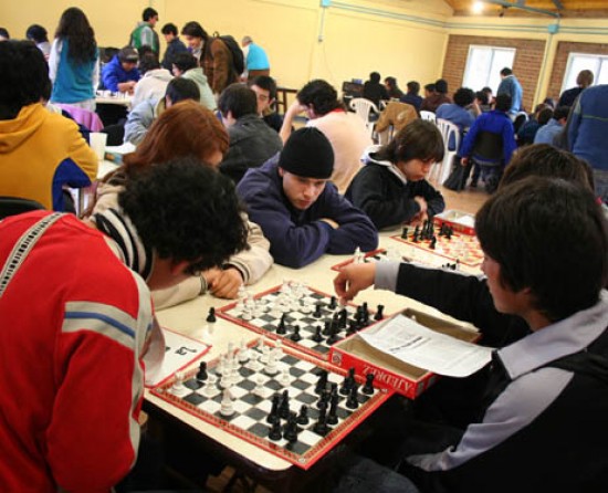 Un centenar de jvenes particip del encuentro de ajedrez.
