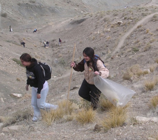 Los jvenes de Chos Malal limpian el circuito por donde pasar la prueba.