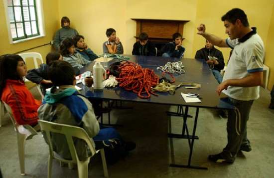 Los jóvenes realizan el aprendizaje y están ansiosos por llevar a la práctica la teoría recibida.