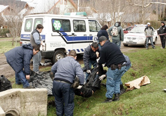 El joven turista que apareció muerto en una acequia de San Martín de los Andes pereció ahogado en apenas un hilo de agua.