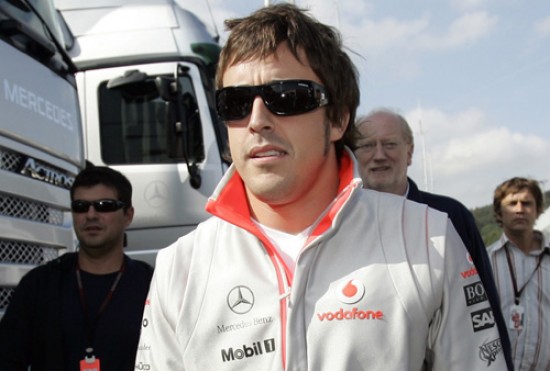 El asturiano tiene las horas contadas en McLaren. Ahora, el jefe del equipo le bajó el pulgar a su idea de incentivar a sus mecánicos.