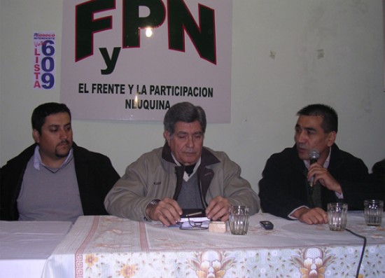 Fuentes (centro) y Rioseco (der.) durante la reunión en el local de El Frente y la Participación Neuquina.